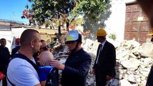 Berlusconi scrive a Gentiloni: "Pronti ad aiutare, l'unico ius soli che conta è ridare casa agli sfollati"