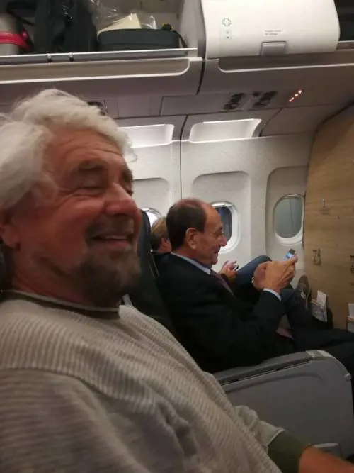 Grillo e Schifani fianco a fianco Ma solo a bordo dell’aereo