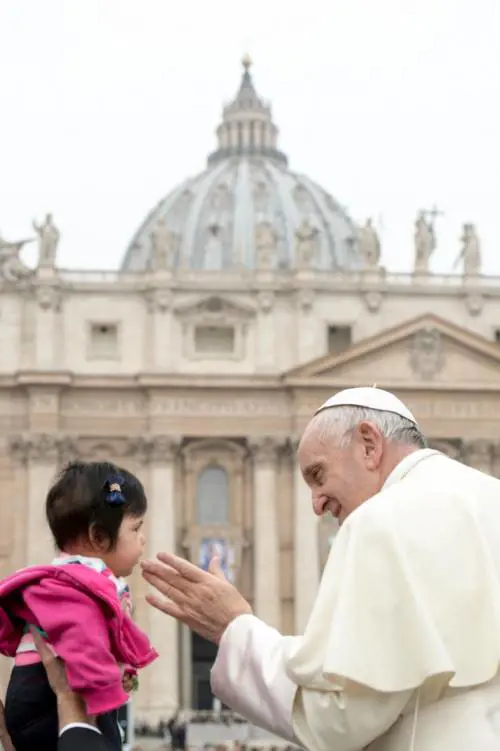 Papa Francesco: "Quando prego a volte mi addormento"
