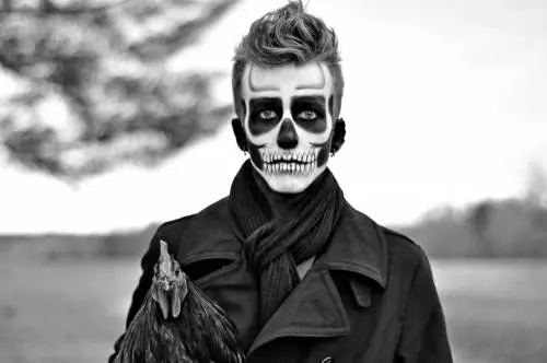 Assiste il figlio ubriaco dopo la festa di Halloween, ma è uno sconosciuto