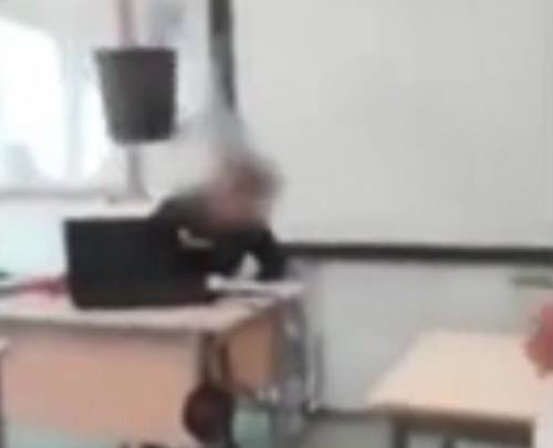 Penne e cestino contro la prof: denunciati tre minorenni