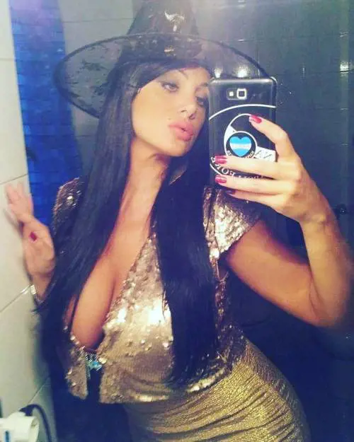 Marika Fruscio, strega sexy per Halloween