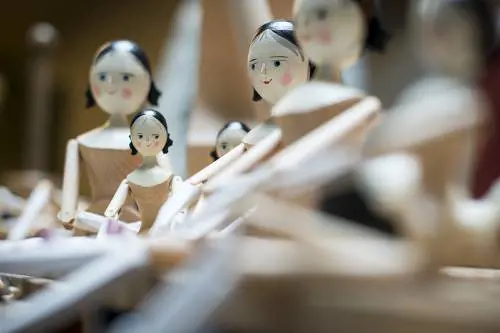 Quelle perle in legno fatte a mano da artigiani e ora in mostra per il Fai