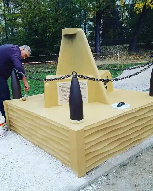 Un uomo ha ripulito da solo il monumento alla Folgore imbrattato dai vandali