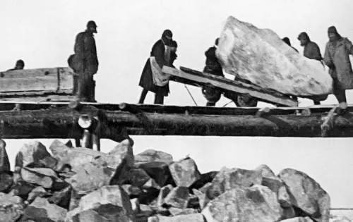 La Rivoluzione si celebra, per i gulag soltanto l'oblio