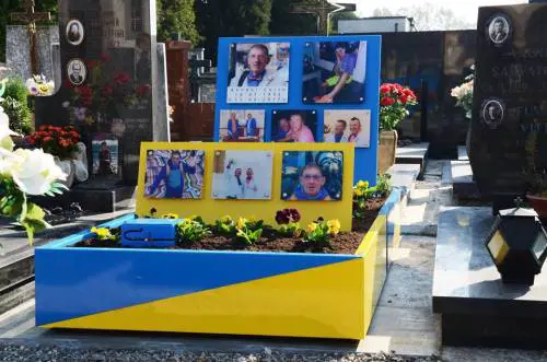 Tomba vistosa scatena dibattito. "Gay si comportino come tutti"