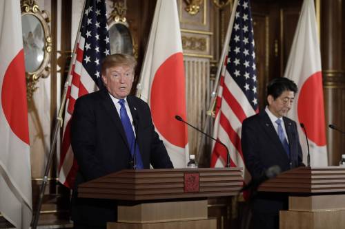 Lo schiaffo di Trump all'imperatore del Giappone: niente inchino