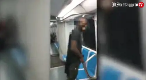 Roma, urina in metro davanti a tutti Il video choc finisce sui social