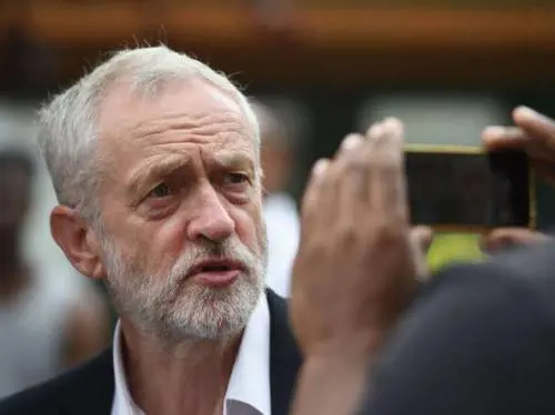 Paradise Papers, Corbyn attacca la regina ma il Labour minimizza