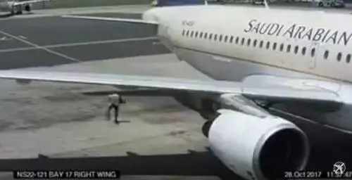 Cammina dietro al motore acceso di un aereo e viene sbalzato via