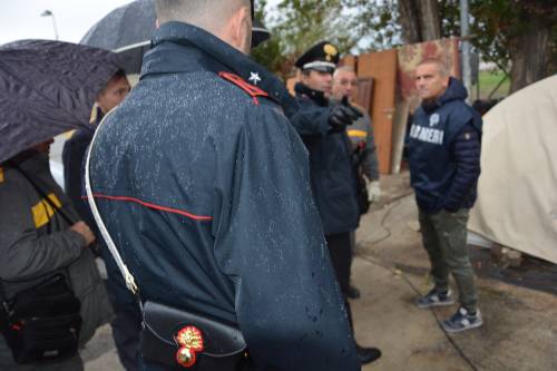 Roma, blitz dei carabinieri nel campo rom di via di Salone: sequestrati droga, auto e furgoni