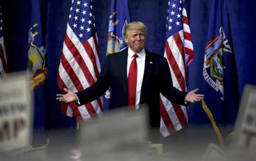 Trump retwitta i video anti islam della destra britannica. La May irritata: "Ha sbagliato"
