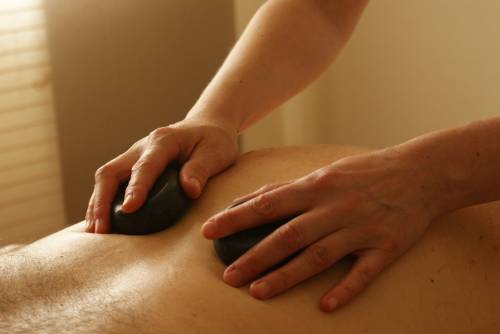Massaggiatrice lo tocca durante il trattamento, lui la denuncia per molestie sessuali