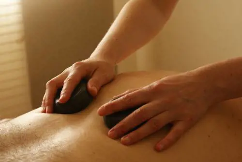 Busto, il parroco licenzia la maestra che fa massaggi hard