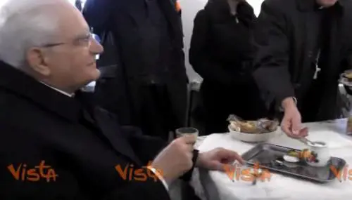 Caffé e pasticcini per Mattarella ospite di una signora a Pieve Torina 