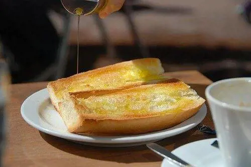 Solo pane e olio ai bimbi i cui genitori non pagano la mensa scolastica