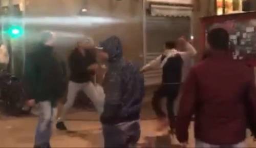Far west al mercato a Firenze: rissa choc tra bande di immigrati
