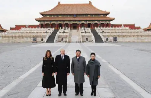 Miliardi e diplomazia. Trump sbarca in Cina accolto da imperatore