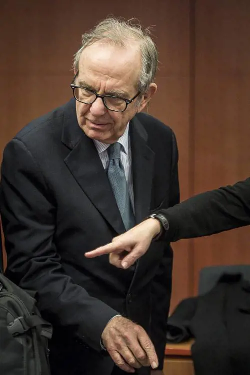 Padoan ora attacca Tria: "Posizione poco chiara Deficit? Violazioni volgari"