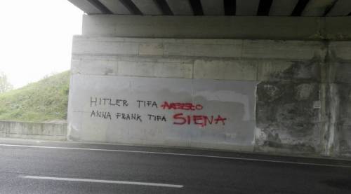 Scritte su Anna Frank e Hitler prima del derby tra Arezzo e Siena