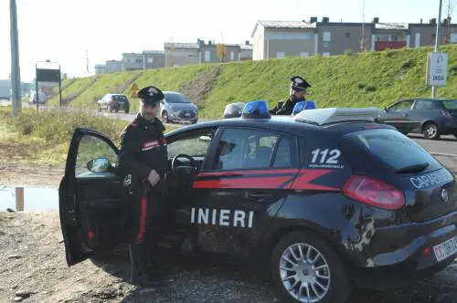 Caserta, immigrato incendia centro d'accoglienza: il titolare gli spara