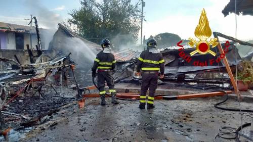 I container della famiglia Adzovic incendiati nel campo rom di via di Salone