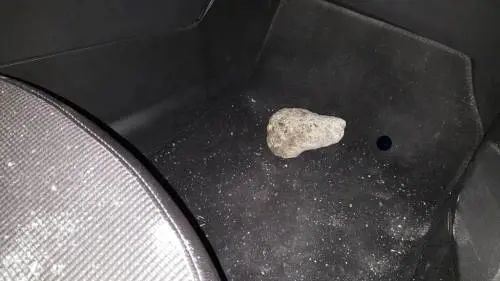 Castel Romano, dal campo rom sassi contro le auto in corsa