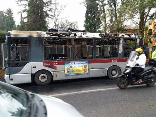 Paura a Roma, fiamme su un bus in via della Camilluccia