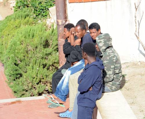Gli estremisti di destra nella sede pro-migranti di Como: "Basta invasione"