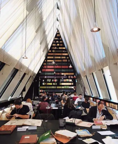 Riunioni al bar e scrivanie a ore qui va di moda il lavoro "diffuso"