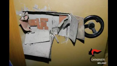 Colpo grosso in villa: porta via un milione, incastrato dall'impronta