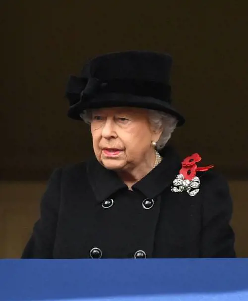 Londra, la Regina Elisabetta per la prima volta non depone i fiori per i caduti