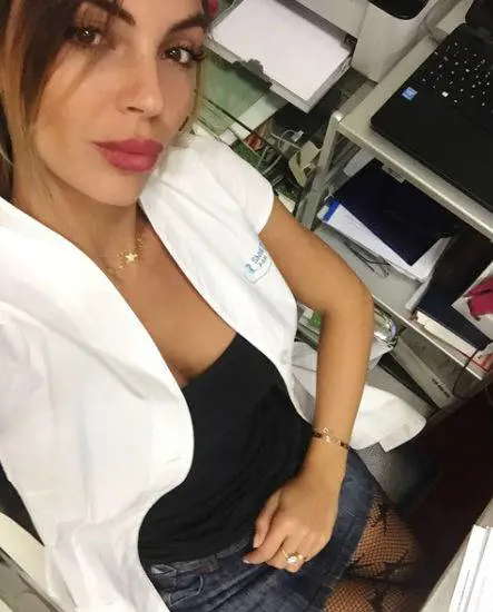 Sarah Nile sexy al lavoro