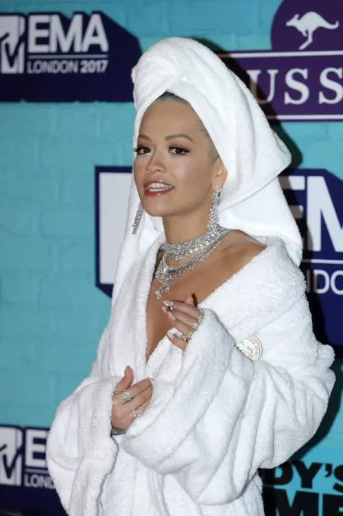 Rita Ora agli Mtv Ema 2017 in accappatoio