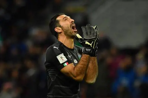 Buffon a Ausilio: "Mi sento importante per la Juve, vediamo cosa ne pensa la società"