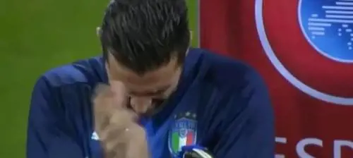 Italia-Svezia, San Siro fischia l'inno svedese e Buffon reagisce così 