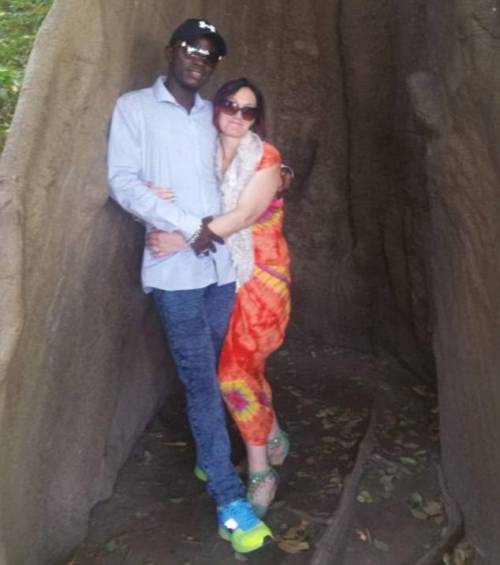 Lascia marito e 9 figli e va in Gambia dal toyboy conosciuto su Facebook
