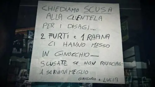 Asti, il cartello in tabaccheria: "Tre rapine, in ginocchio" 