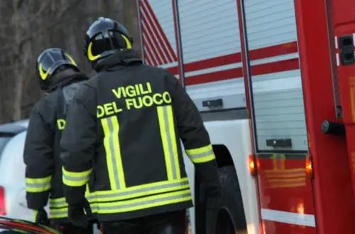 Crolla controsoffitto a scuola: bimbi sotto choc