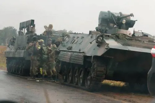 Carriarmati per le strade di Harare