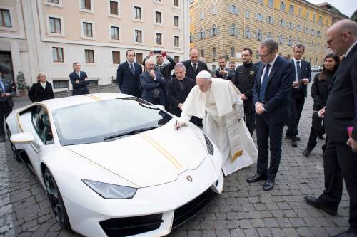 La Lamborghini ha regalato una supercar al Papa