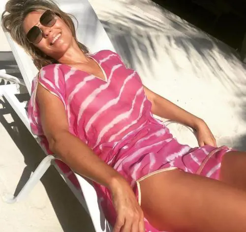 Liz Hurley, tintarella maliziosa