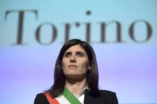 Torino, il Comune prima dà le coperte ai clochard e poi le fa buttare