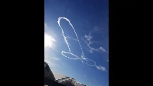 Un pene gigante in cielo. Marina Usa punisce piloti responsabili