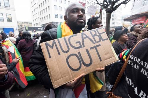 In Zimbabwe Mugabe parla alla nazione, ma non si dimette