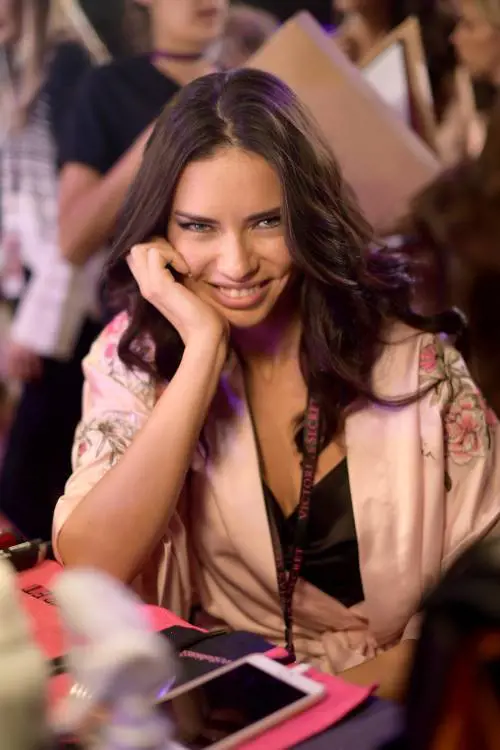 Adriana Lima a Shanghai per Victoria's Secret