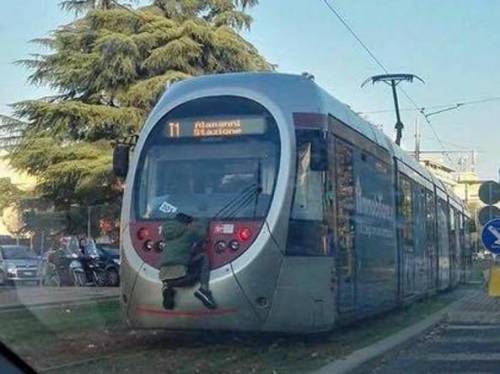 L'ultima folle bravata: si aggrappa al tram per trecento metri