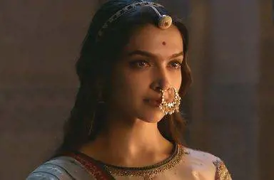 Un'attrice indiana rischia la vita per un film: "Va bruciata viva"