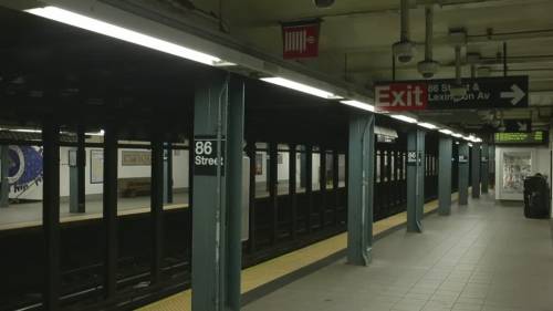 Niente più “Ladies & gentlemen”, solo annunci neutri nella metropolitana