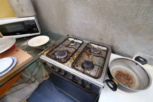 In via Esterle l'hotel abusivo con stanze numerate e pasti